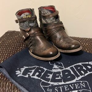 Freebird by Steven Belfast size 8 Navy snake and Brown